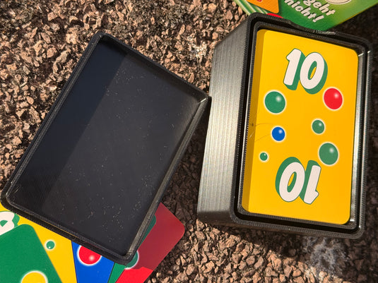 Offene CacheWerk GameBox für Ligretto mit Karten und abgenommenem Deckel in der Draufsicht – Spielkarten nicht enthalten