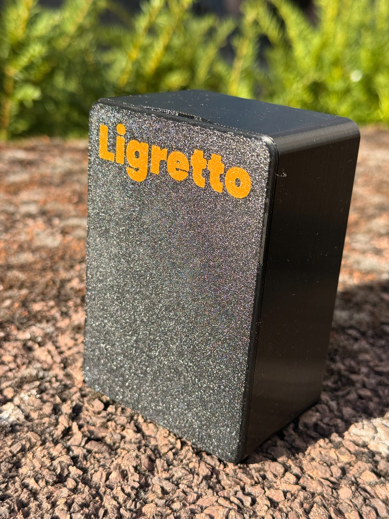 Laden Sie das Bild in Galerie -Viewer, CacheWerk GameBox für Ligretto – geschlossene schwarze Kartenbox mit orangefarbener Beschriftung
