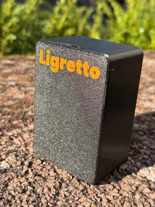 CacheWerk GameBox für Ligretto – geschlossene schwarze Kartenbox mit orangefarbener Beschriftung