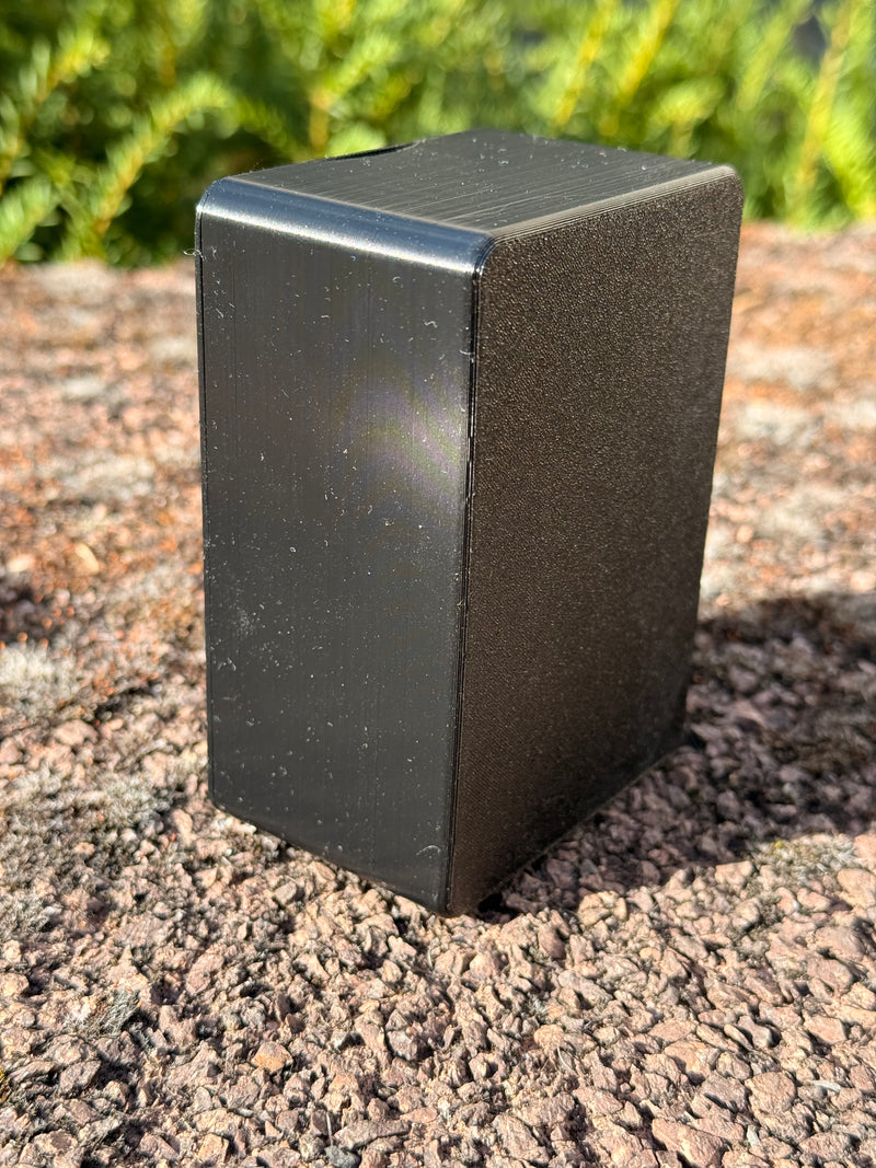 Laden Sie das Bild in Galerie -Viewer, CacheWerk GameBox für Ligretto – Rückansicht der geschlossenen schwarzen Kartenbox
