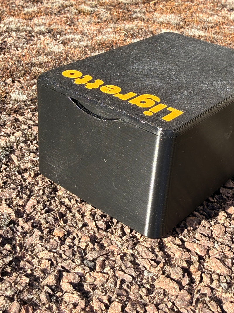 Laden Sie das Bild in Galerie -Viewer, CacheWerk GameBox für Ligretto – Detailansicht des beschrifteten Deckels und der Griffmulde

