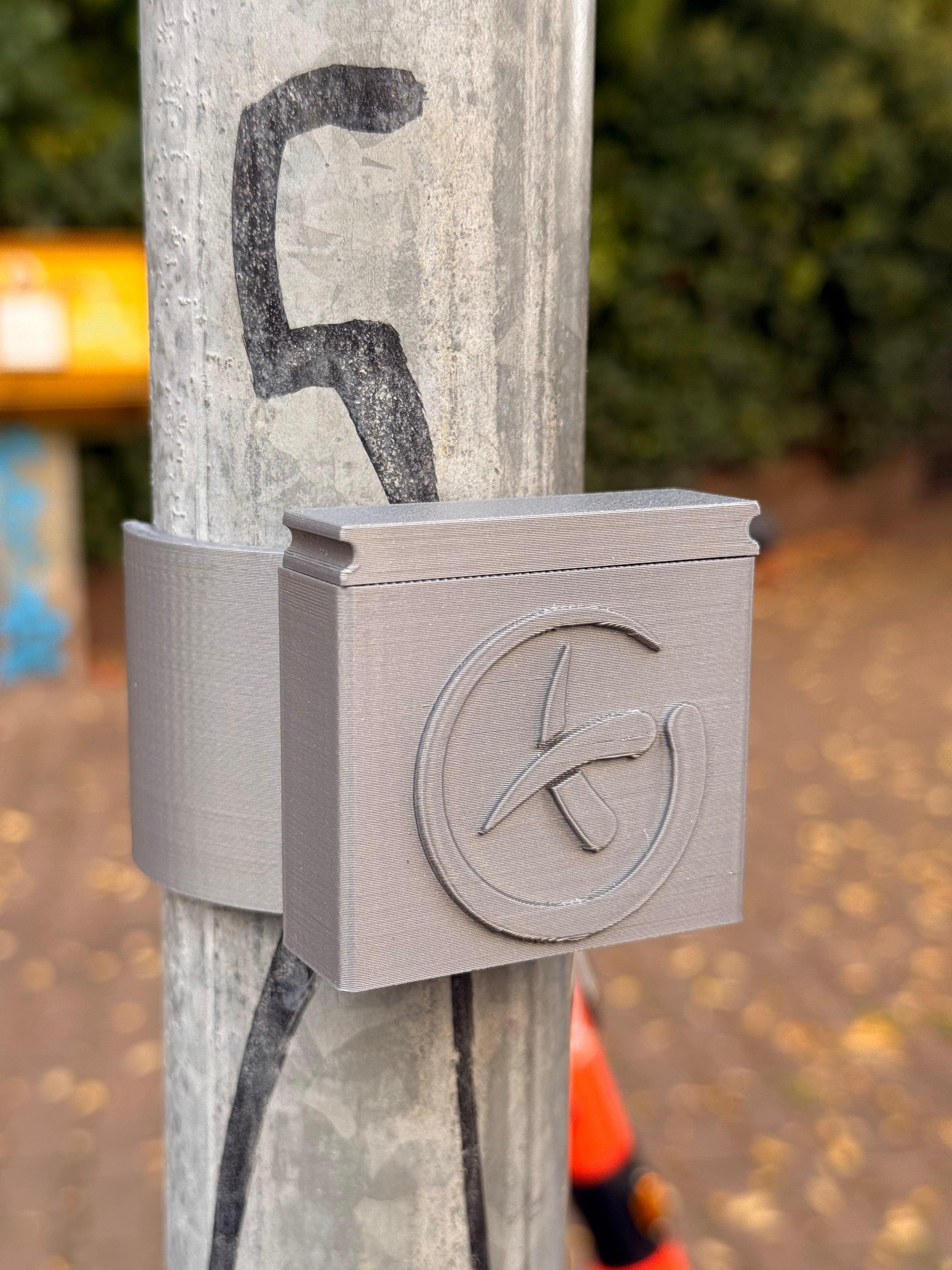 Geocaching-Versteck für Schilderpfosten (Ø 60 mm) – 3D-gedruckt | CacheWerk