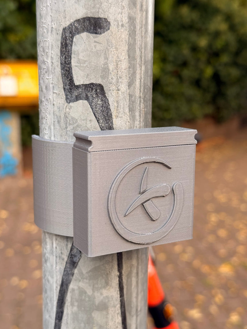 Load image into Gallery viewer, Geocaching - Versteck für Schilderpfosten (Ø 60 mm) – 3D - gedruckt | CacheWerk - CacheWerk
