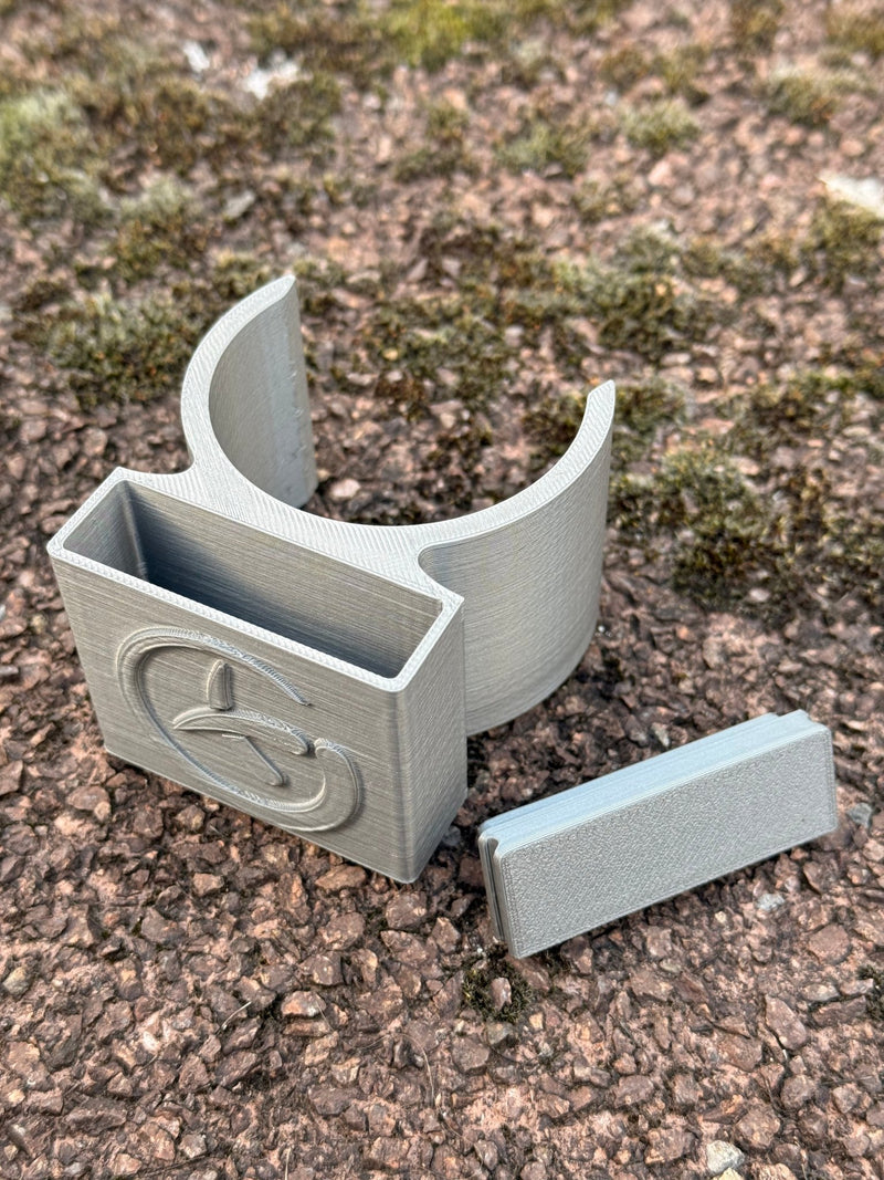 Load image into Gallery viewer, Geocaching - Versteck für Schilderpfosten (Ø 60 mm) – 3D - gedruckt | CacheWerk - CacheWerk
