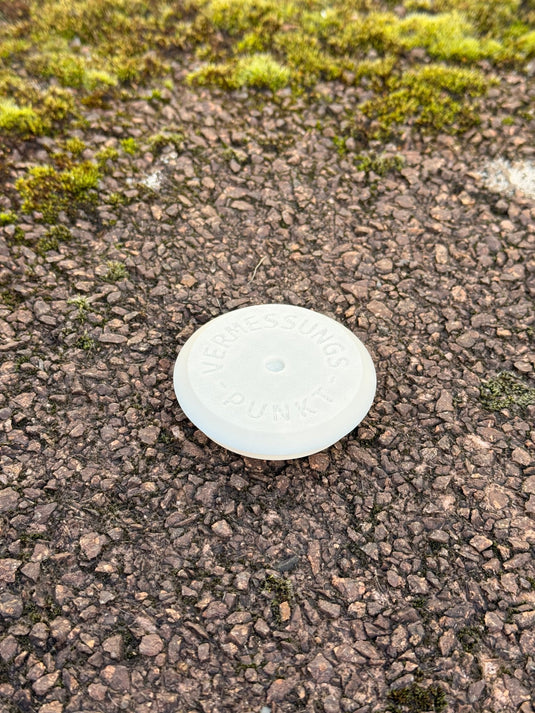 Vermessungspunkt - Versteck – 3D - gedruckt mit PETling & Bodenhülse - CacheWerk