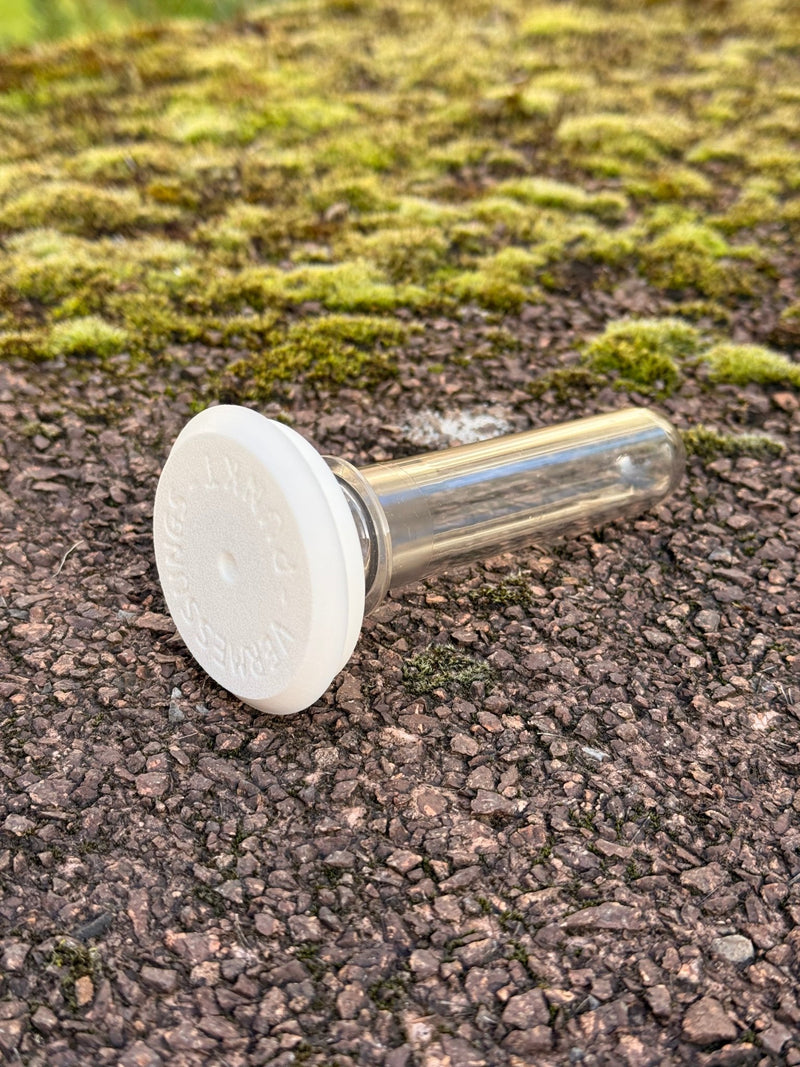 Laden Sie das Bild in Galerie -Viewer, Vermessungspunkt - Versteck – 3D - gedruckt mit PETling &amp; Bodenhülse - CacheWerk
