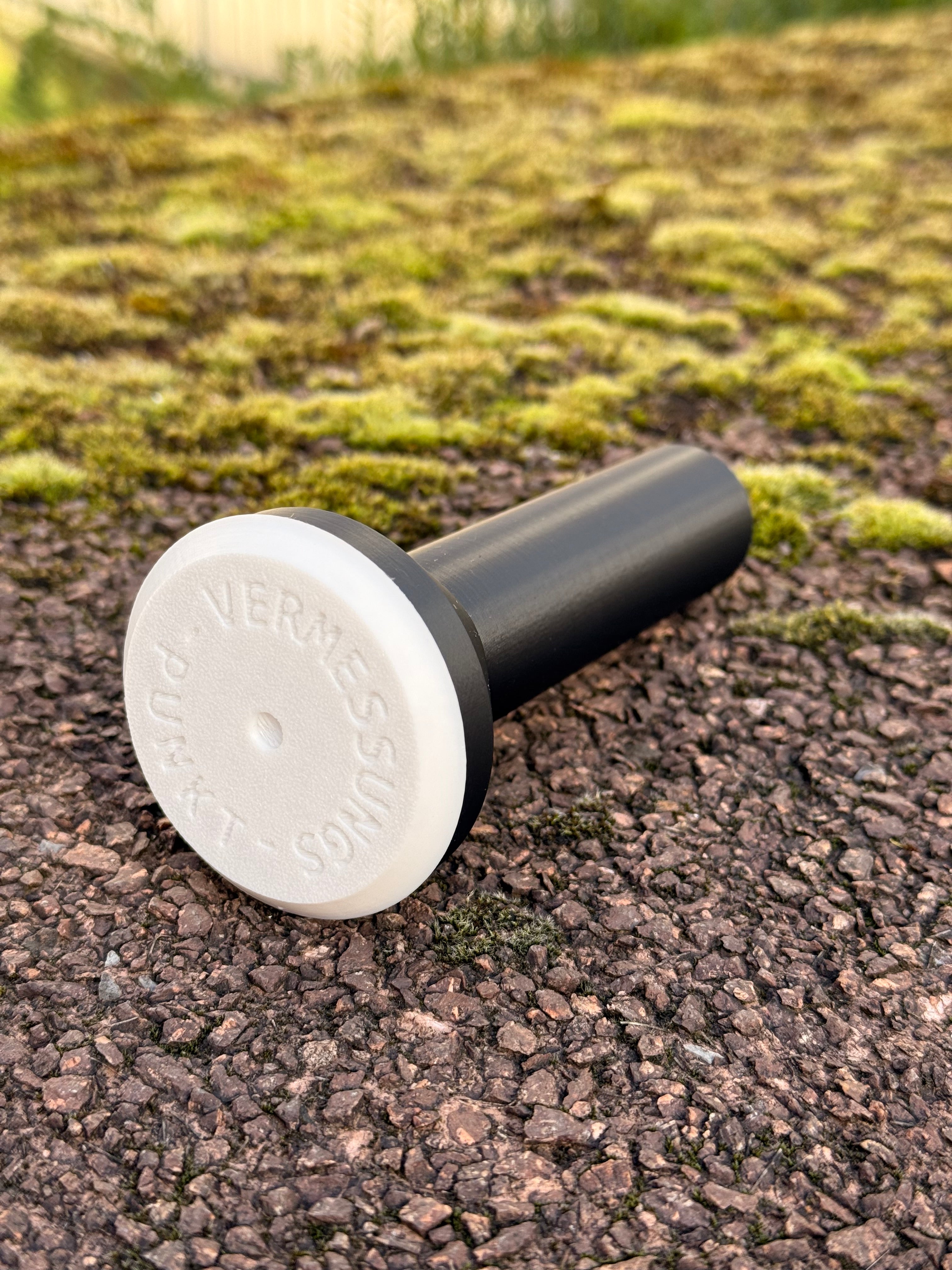 Vermessungspunkt-Versteck – 3D-gedruckt mit PETling & Bodenhülse