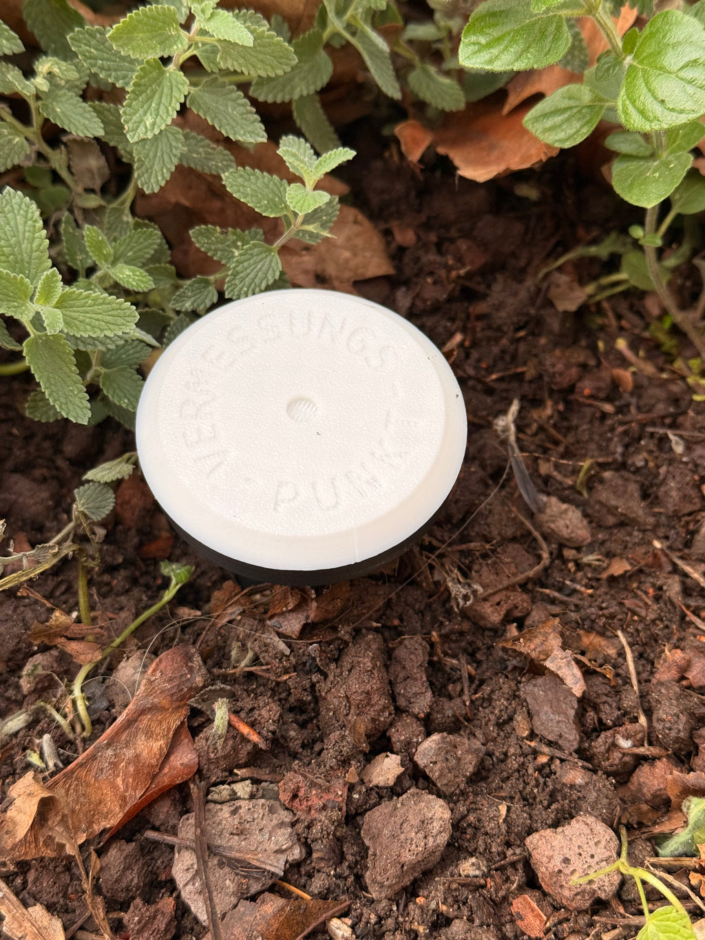 Vermessungspunkt-Versteck – 3D-gedruckt mit PETling & Bodenhülse