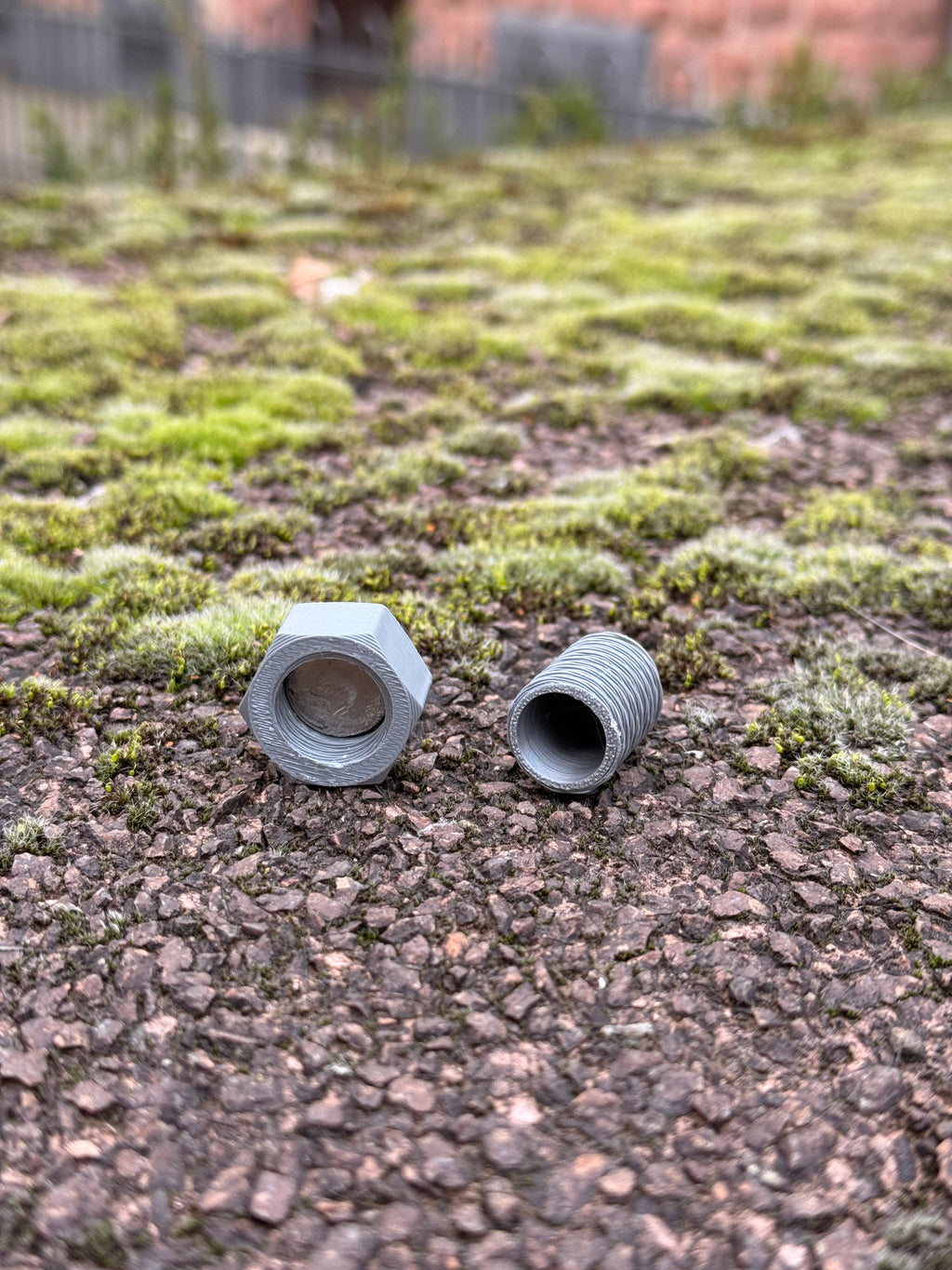 3D‑gedruckte Schraube mit Geheimfach & Magnet | 2 Stück | Geocaching Versteck | Tarnversteck Outdoor | Nano Cache | Magnetisch | CacheWerk