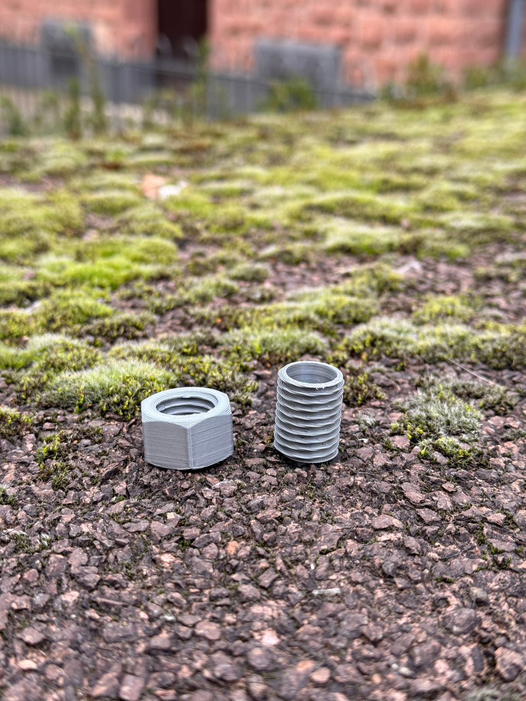 3D‑gedruckte Schraube mit Geheimfach & Magnet | 2 Stück | Geocaching Versteck | Tarnversteck Outdoor | Nano Cache | Magnetisch | CacheWerk