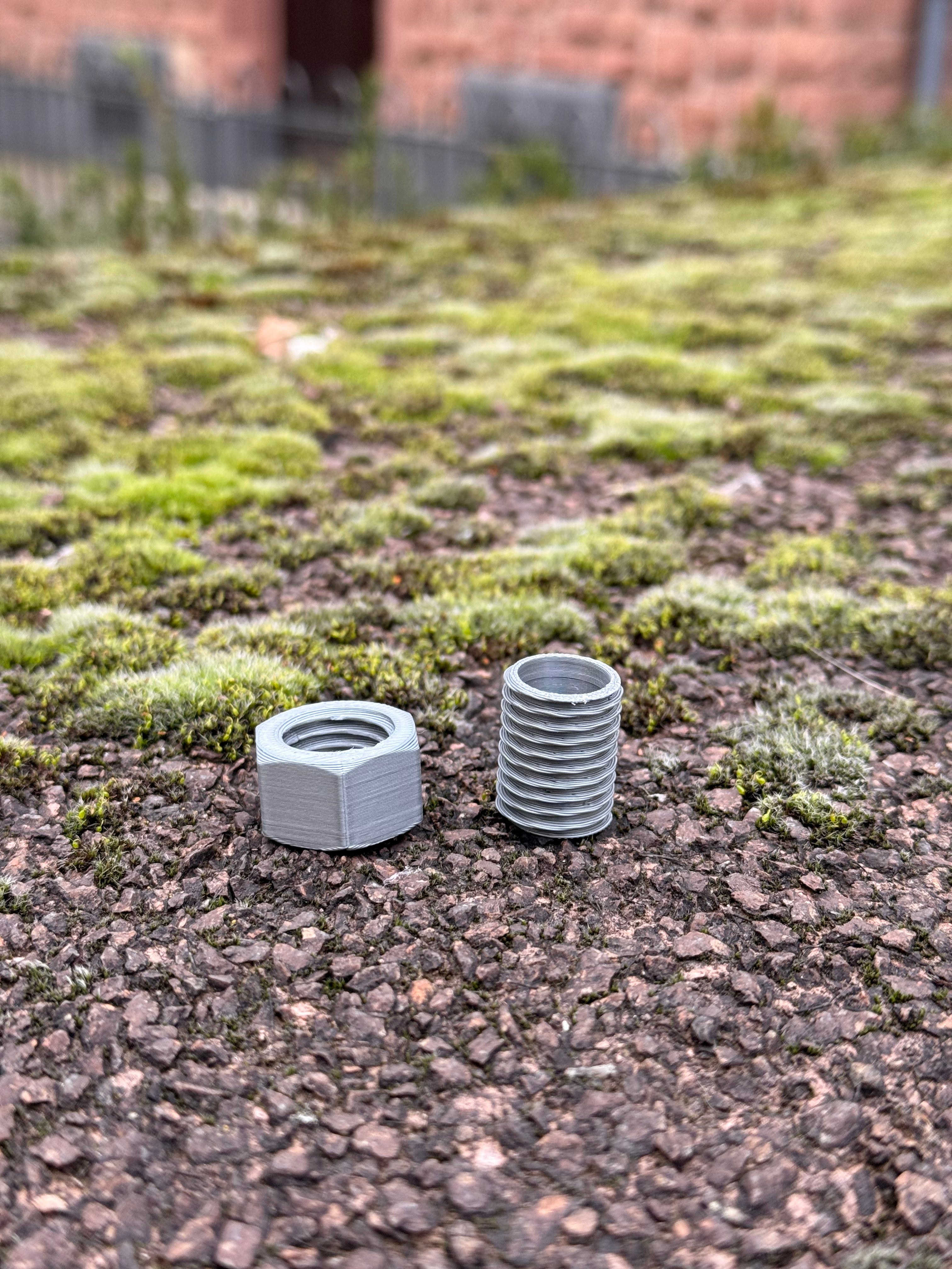 3D‑gedruckte Schraube mit Geheimfach & Magnet | 2 Stück | Geocaching Versteck | Tarnversteck Outdoor | Nano Cache | Magnetisch | CacheWerk