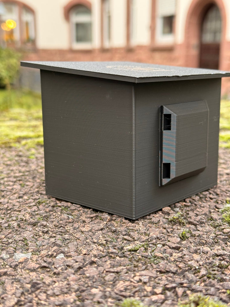 Laden Sie das Bild in Galerie -Viewer, Geocaching Vogelhaus‑Versteck – Fake Birdhouse mit getarntem Mechanismus zum Öffnen &amp; optionaler Cache‑Box | CacheWerk - CacheWerk

