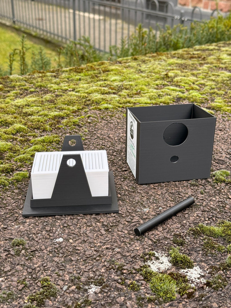 Laden Sie das Bild in Galerie -Viewer, Geocaching Vogelhaus‑Versteck – Fake Birdhouse mit getarntem Mechanismus zum Öffnen &amp; optionaler Cache‑Box | CacheWerk - CacheWerk
