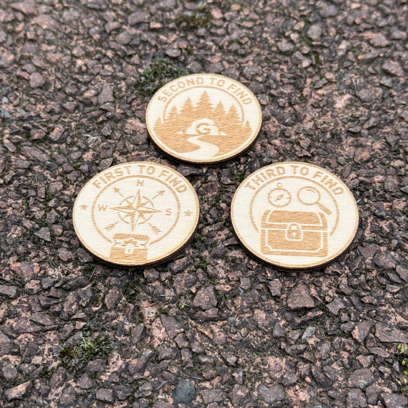 Load image into Gallery viewer, Geocaching FTF‑Münzen aus Holz – First, Second &amp; Third to Find | Optional mit Gravur | CacheWerk - CacheWerk
