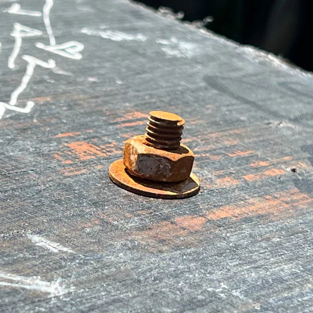 Geocaching Rusty Bolt Cache – Rostiger Schraubbolzen mit Nano-Behälter | Devious Urban Cache