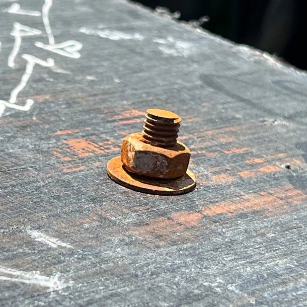 Load image into Gallery viewer, Geocaching Rusty Bolt Cache – Rostiger Schraubbolzen mit Nano - Behälter | Devious Urban Cache - CacheWerk
