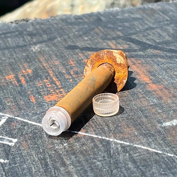 Load image into Gallery viewer, Geocaching Rusty Bolt Cache – Rostiger Schraubbolzen mit Nano - Behälter | Devious Urban Cache - CacheWerk
