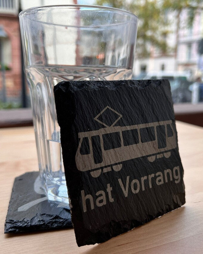 Gravierte Untersetzer für Bahn- & Straßenbahn-Fans | Kork 6 mm oder Schiefer | Personalisierte Geschenkidee für Lokführer, ÖPNV-Fans & Eisenbahnliebhaber