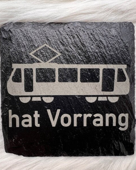 Gravierte Untersetzer für Bahn- & Straßenbahn-Fans | Kork 6 mm oder Schiefer | Personalisierte Geschenkidee für Lokführer, ÖPNV-Fans & Eisenbahnliebhaber