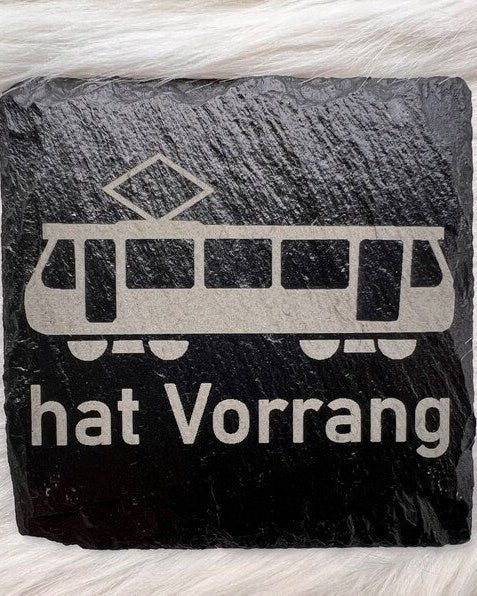 Gravierte Untersetzer für Bahn - & Straßenbahn - Fans | Kork 6 mm oder Schiefer | Personalisierte Geschenkidee für Lokführer, ÖPNV - Fans & Eisenbahnliebhaber - CacheWerk