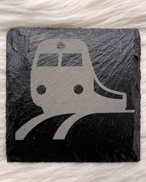 Load image into Gallery viewer, Gravierte Untersetzer für Bahn - &amp; Straßenbahn - Fans | Kork 6 mm oder Schiefer | Personalisierte Geschenkidee für Lokführer, ÖPNV - Fans &amp; Eisenbahnliebhaber - CacheWerk
