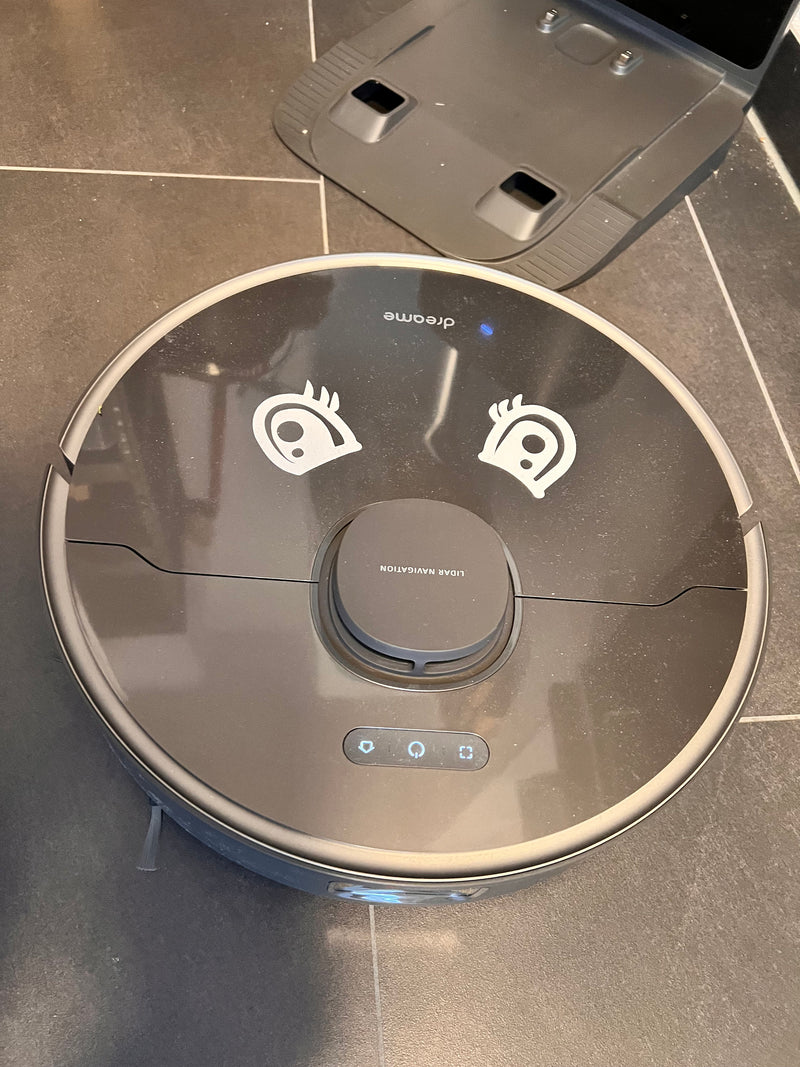 Chargez l'image dans la visionneuse de la galerie, Verspielter Augen-Aufkleber für Saugroboter – Dein Helfer sieht Dich an! - passend für alle Marken wie Eufy, Roborock, Dreame, Roomba
