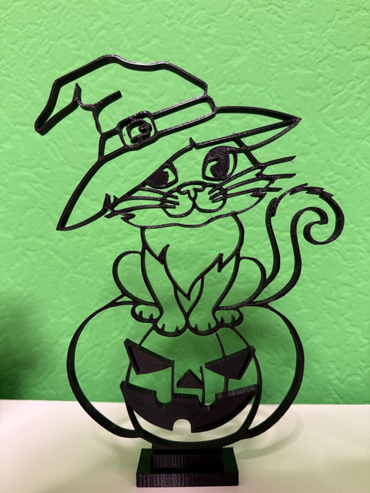 Halloween Katze mit Hut auf Kürbis – Deko zum Stellen oder Hängen - CacheWerk