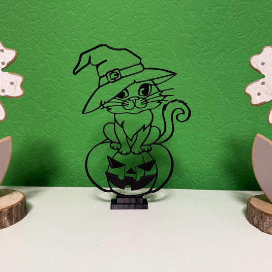 Halloween Katze mit Hut auf Kürbis – Deko zum Stellen oder Hängen - CacheWerk
