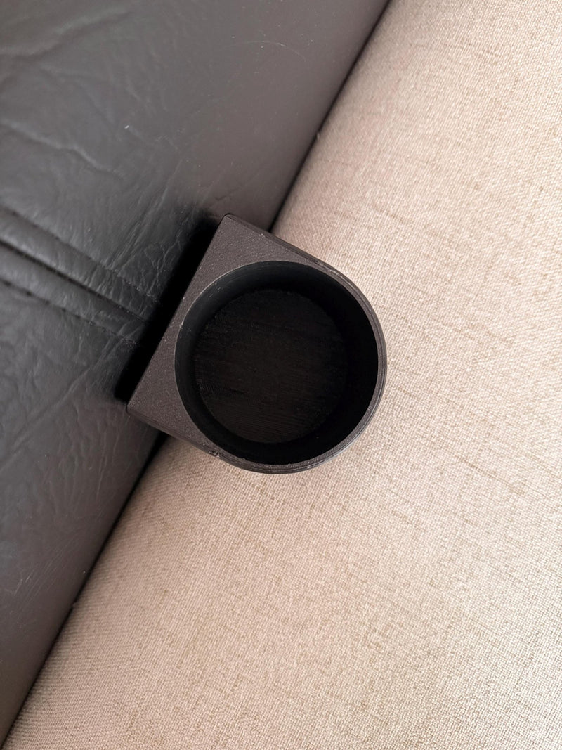 Laden Sie das Bild in Galerie -Viewer, Flaschen und Dosenhalter für Sofa &amp; Couch, Sofabutler: Nie mehr verschüttete Getränke - CacheWerk
