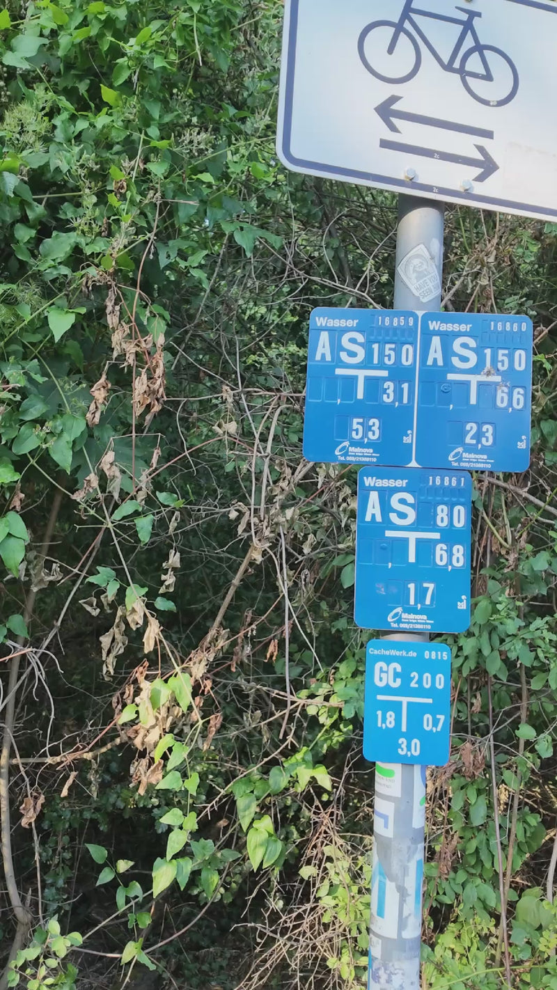 Laden und spielen Sie Video in Galerie -Viewer, Geocaching Versteck „Fake Wasserschild“ – Urbanes Tarnversteck mit Pfostenhalter | Unsichtbar im Stadtbild | CacheWerk
