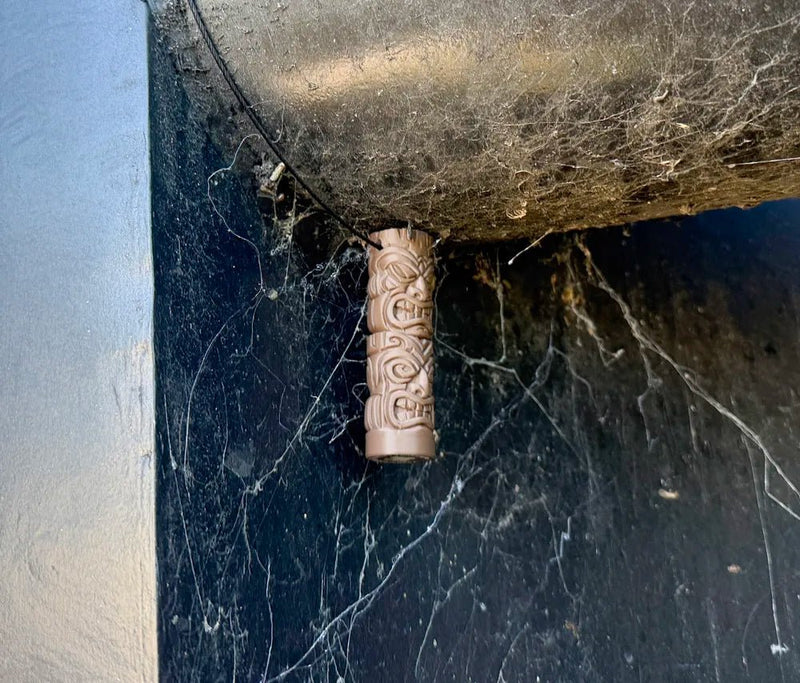 Laden Sie das Bild in Galerie -Viewer, Geocaching-Versteck Tiki-Totem – Spezialcache mit Schraubboden - CacheWerk
